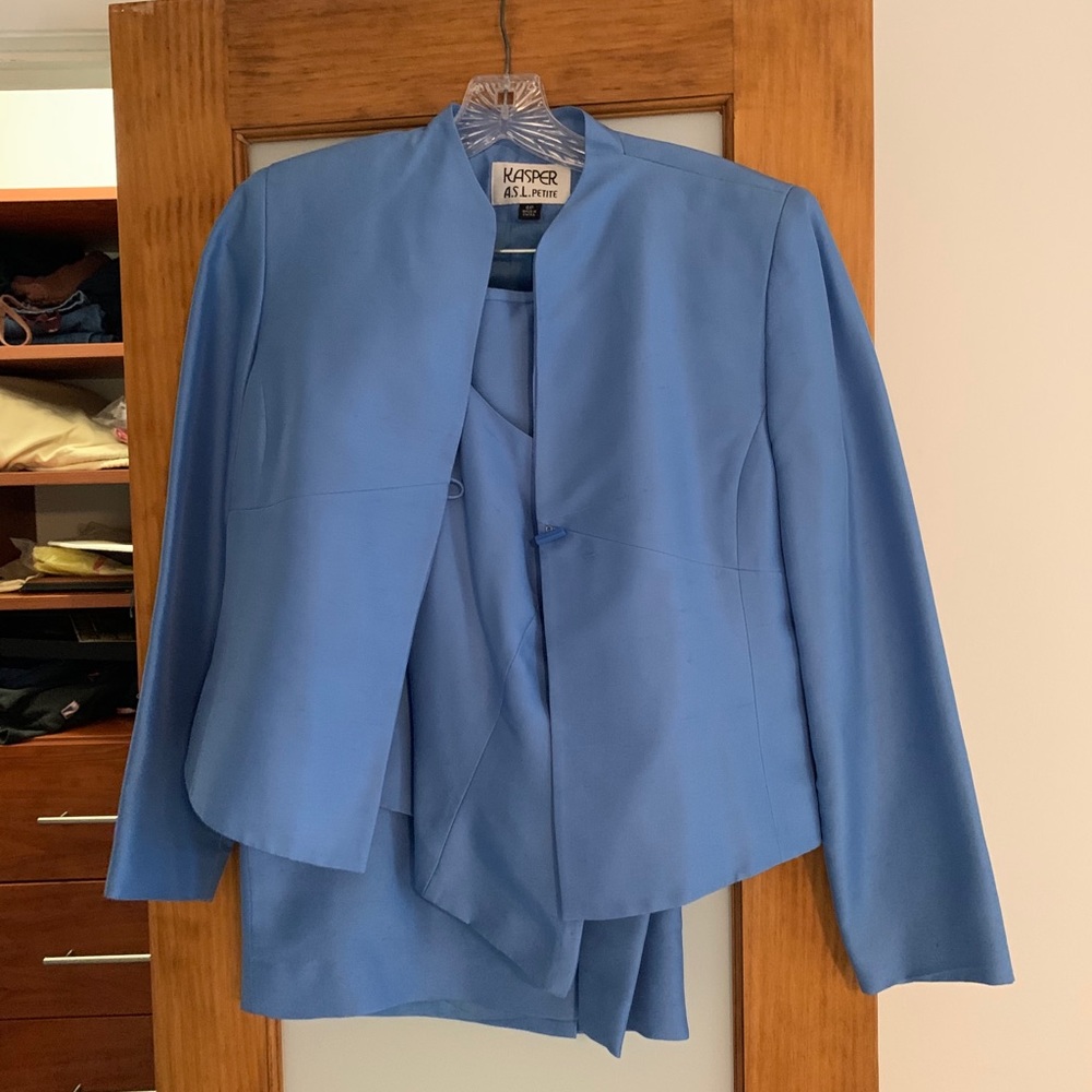 Skirt suit